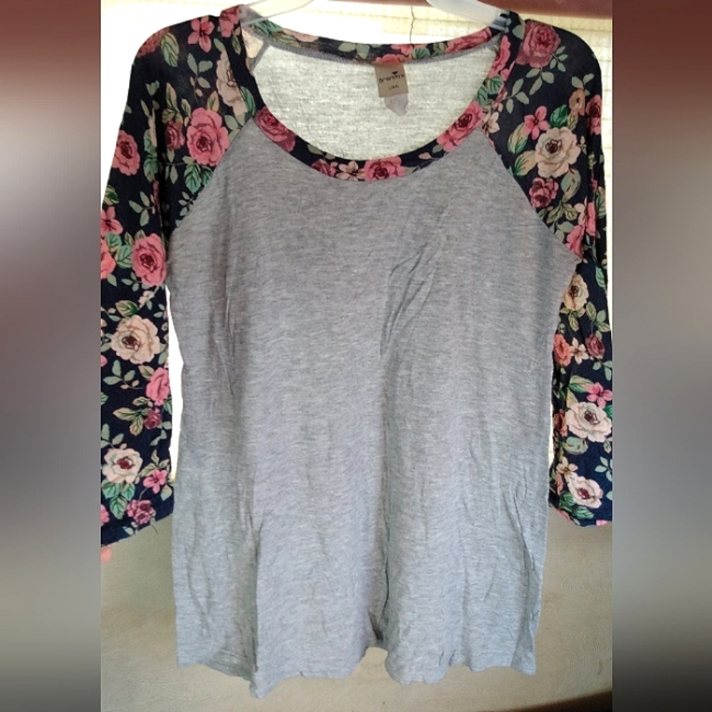 🌸Women's quarter sleeve top size Medium